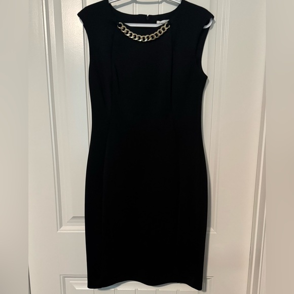 CALVIN KLEIN
Pre-loved Black Dress with Chain Accent
Size: 8 - Picture 2 of 4